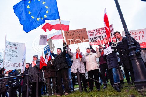 16.12.2017 GDANSK<br />MSZA SWIETA I POSWIECENIE BURSZTYNOWEGO OLTARZA OJCZYZNY W BAZYLICE SW. BRYGIDY Z UDZIALEM PREZYDENTA ANDRZEJA DUDY<br />N/Z PROTEST KOD PRZED KOSCIOLEM SWIETEJ BRYGIDY<br /> 