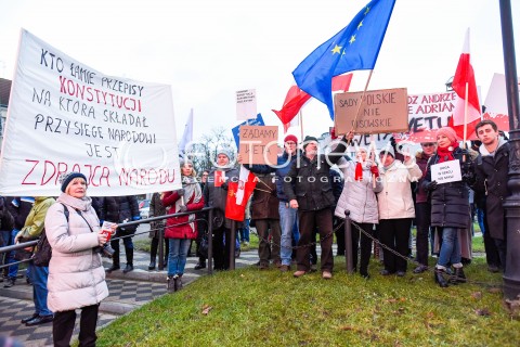 16.12.2017 GDANSK<br />MSZA SWIETA I POSWIECENIE BURSZTYNOWEGO OLTARZA OJCZYZNY W BAZYLICE SW. BRYGIDY Z UDZIALEM PREZYDENTA ANDRZEJA DUDY<br />N/Z PROTEST KOD PRZED KOSCIOLEM SWIETEJ BRYGIDY<br /> 
