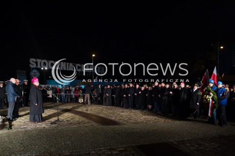  16.12.2017 GDANSK<br />ZLOZENIE WIENCOW POD POMNIKIEM POLEGLYCH STOCZNIOWCOW<br />N/Z SLAWOJ LESZEK GLODZ PODCZAS KAZANIA<br /> 