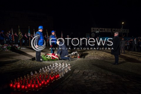  16.12.2017 GDANSK<br />ZLOZENIE WIENCOW POD POMNIKIEM POLEGLYCH STOCZNIOWCOW<br />N/Z ANDRZEJ DUDA PAWEL SOLOCH<br /> 