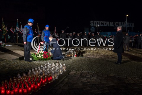  16.12.2017 GDANSK<br />ZLOZENIE WIENCOW POD POMNIKIEM POLEGLYCH STOCZNIOWCOW<br />N/Z ANDRZEJ DUDA PAWEL SOLOCH<br /> 