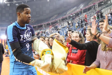  17.12.2017 KRAKOW ( TAURON ARENA ) SIATKOWKA MEZCZYZN <br />KLUBOWE MISTRZOSTWA SWIATA 2017<br />Mens Club Volleyball Championship Poland 2017<br />MECZ FINALOWY ( Final Match ) <br />MECZ ZENIT KAZAN - CUCINE LUBE CIVITANOVA <br />N/Z WILFREDO LEON VENERO RZUCA KOSZULKE KIBICOM FANOM KIBICE DOPING<br /> 