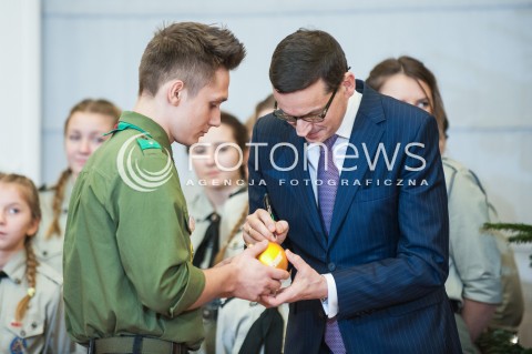  19.12.2017 WARSZAWA <br />BETLEJEMSKIE SWIATLO POKOJU W KPRM<br />N/Z PREMIER MATEUSZ MORAWIECKI PODPISUJE BOMBKE<br /> 