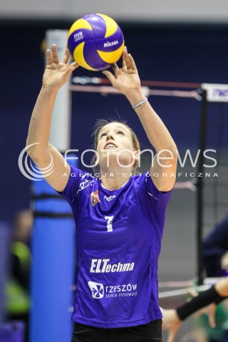  20.12.2017 KRAKOW <br />SIATKOWKA LIGA SIATKOWKI KOBIET LSK 2017/2018 WOMEN VOLLEYBALL POLAND POLISH LEAGUE <br />MECZ TREFL PROXIMA KRAKOW - DEVELOPRES SKYRES RZESZOW <br />N/Z HELENE ROUSSEAUX SYLWETKA <br /> 