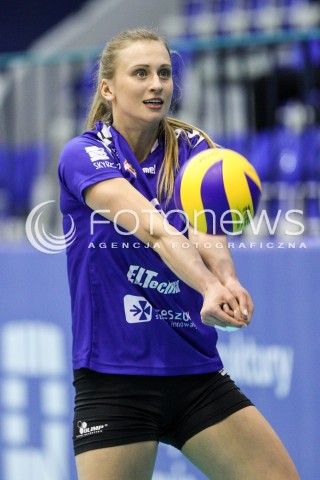  20.12.2017 KRAKOW <br />SIATKOWKA LIGA SIATKOWKI KOBIET LSK 2017/2018 WOMEN VOLLEYBALL POLAND POLISH LEAGUE <br />MECZ TREFL PROXIMA KRAKOW - DEVELOPRES SKYRES RZESZOW <br />N/Z MONIKA PTAK SYLWETKA <br /> 
