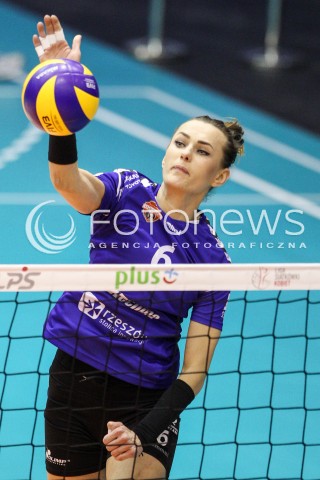  20.12.2017 KRAKOW <br />SIATKOWKA LIGA SIATKOWKI KOBIET LSK 2017/2018 WOMEN VOLLEYBALL POLAND POLISH LEAGUE <br />MECZ TREFL PROXIMA KRAKOW - DEVELOPRES SKYRES RZESZOW <br />N/Z KATARZYNA ZABINSKA SYLWETKA ATAK <br /> 