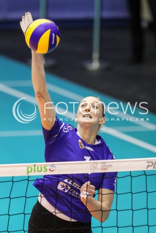  20.12.2017 KRAKOW <br />SIATKOWKA LIGA SIATKOWKI KOBIET LSK 2017/2018 WOMEN VOLLEYBALL POLAND POLISH LEAGUE <br />MECZ TREFL PROXIMA KRAKOW - DEVELOPRES SKYRES RZESZOW <br />N/Z JULIIA ANDRUSZKO SYLWETKA ATAK <br /> 