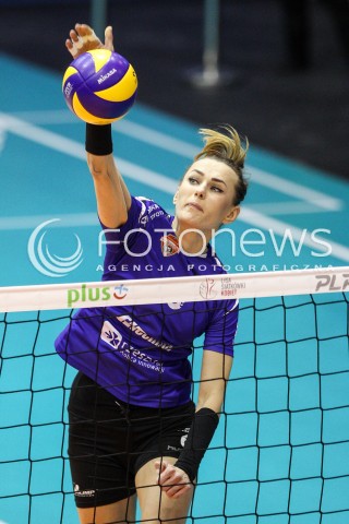  20.12.2017 KRAKOW <br />SIATKOWKA LIGA SIATKOWKI KOBIET LSK 2017/2018 WOMEN VOLLEYBALL POLAND POLISH LEAGUE <br />MECZ TREFL PROXIMA KRAKOW - DEVELOPRES SKYRES RZESZOW <br />N/Z KATARZYNA ZABINSKA SYLWETKA ATAK <br /> 