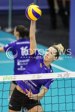  20.12.2017 KRAKOW <br />SIATKOWKA LIGA SIATKOWKI KOBIET LSK 2017/2018 WOMEN VOLLEYBALL POLAND POLISH LEAGUE <br />MECZ TREFL PROXIMA KRAKOW - DEVELOPRES SKYRES RZESZOW <br />N/Z HELENE ROUSSEAUX SYLWETKA ATAK <br /> 