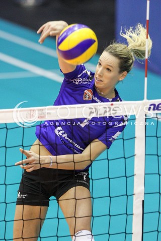  20.12.2017 KRAKOW <br />SIATKOWKA LIGA SIATKOWKI KOBIET LSK 2017/2018 WOMEN VOLLEYBALL POLAND POLISH LEAGUE <br />MECZ TREFL PROXIMA KRAKOW - DEVELOPRES SKYRES RZESZOW <br />N/Z HELENE ROUSSEAUX SYLWETKA ATAK <br /> 