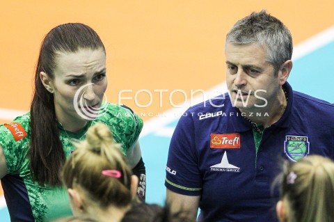  20.12.2017 KRAKOW <br />SIATKOWKA LIGA SIATKOWKI KOBIET LSK 2017/2018 WOMEN VOLLEYBALL POLAND POLISH LEAGUE <br />MECZ TREFL PROXIMA KRAKOW - DEVELOPRES SKYRES RZESZOW <br />N/Z DARIA PASZEK ALESSANDRO CHIAPPINI - I TRENER ( HEAD COACH ) <br /> 