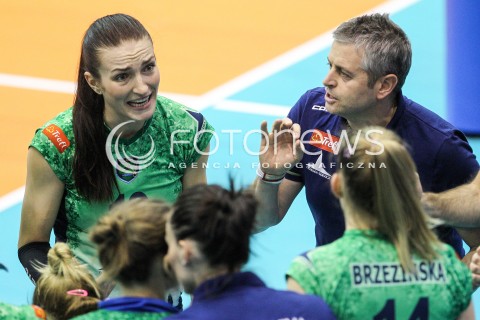  20.12.2017 KRAKOW <br />SIATKOWKA LIGA SIATKOWKI KOBIET LSK 2017/2018 WOMEN VOLLEYBALL POLAND POLISH LEAGUE <br />MECZ TREFL PROXIMA KRAKOW - DEVELOPRES SKYRES RZESZOW <br />N/Z DARIA PASZEK ALESSANDRO CHIAPPINI - I TRENER ( HEAD COACH ) <br /> 
