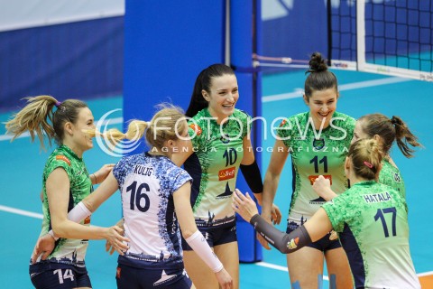  20.12.2017 KRAKOW <br />SIATKOWKA LIGA SIATKOWKI KOBIET LSK 2017/2018 WOMEN VOLLEYBALL POLAND POLISH LEAGUE <br />MECZ TREFL PROXIMA KRAKOW - DEVELOPRES SKYRES RZESZOW <br />N/Z DARIA PASZEK JUSTYNA LUKASIK EWELINA BRZEZINSKA RADOSC EMOCJE <br /> 