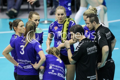  20.12.2017 KRAKOW <br />SIATKOWKA LIGA SIATKOWKI KOBIET LSK 2017/2018 WOMEN VOLLEYBALL POLAND POLISH LEAGUE <br />MECZ TREFL PROXIMA KRAKOW - DEVELOPRES SKYRES RZESZOW <br />N/Z LORENZO MICELLI - I TRENER ( HEAD COACH ) ADELA HELIC KATARZYNA ZABINSKA <br /> 