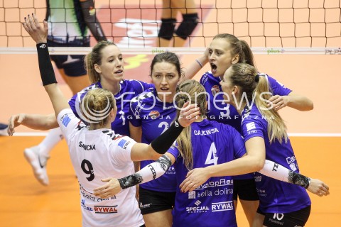  20.12.2017 KRAKOW <br />SIATKOWKA LIGA SIATKOWKI KOBIET LSK 2017/2018 WOMEN VOLLEYBALL POLAND POLISH LEAGUE <br />MECZ TREFL PROXIMA KRAKOW - DEVELOPRES SKYRES RZESZOW <br />N/Z JELENA BLAGOJEVIC HELENE ROUSSEAUX MONIKA PTAK RADOSC EMOCJE <br /> 