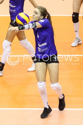  20.12.2017 KRAKOW <br />SIATKOWKA LIGA SIATKOWKI KOBIET LSK 2017/2018 WOMEN VOLLEYBALL POLAND POLISH LEAGUE <br />MECZ TREFL PROXIMA KRAKOW - DEVELOPRES SKYRES RZESZOW <br />N/Z NATALIA GAJEWSKA SYLWETKA <br /> 