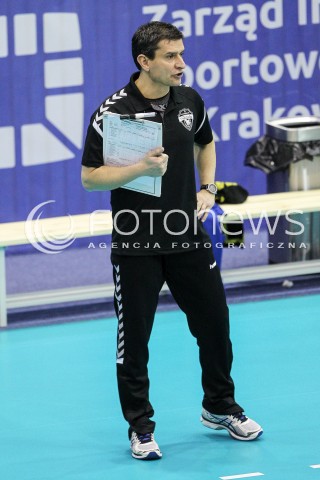  20.12.2017 KRAKOW <br />SIATKOWKA LIGA SIATKOWKI KOBIET LSK 2017/2018 WOMEN VOLLEYBALL POLAND POLISH LEAGUE <br />MECZ TREFL PROXIMA KRAKOW - DEVELOPRES SKYRES RZESZOW <br />N/Z LORENZO MICELLI - I TRENER ( HEAD COACH ) SYLWETKA <br /> 