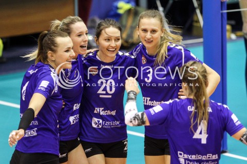  20.12.2017 KRAKOW <br />SIATKOWKA LIGA SIATKOWKI KOBIET LSK 2017/2018 WOMEN VOLLEYBALL POLAND POLISH LEAGUE <br />MECZ TREFL PROXIMA KRAKOW - DEVELOPRES SKYRES RZESZOW <br />N/Z JELENA BLAGOJEVIC HELENE ROUSSEAUX MONIKA PTAK KATARZYNA ZABINSKA RADOSC EMOCJE <br /> 