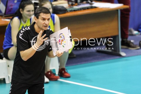  20.12.2017 KRAKOW <br />SIATKOWKA LIGA SIATKOWKI KOBIET LSK 2017/2018 WOMEN VOLLEYBALL POLAND POLISH LEAGUE <br />MECZ TREFL PROXIMA KRAKOW - DEVELOPRES SKYRES RZESZOW <br />N/Z LORENZO MICELLI - I TRENER ( HEAD COACH ) SYLWETKA <br /> 