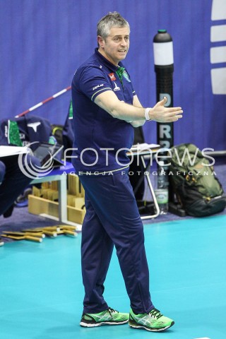  20.12.2017 KRAKOW <br />SIATKOWKA LIGA SIATKOWKI KOBIET LSK 2017/2018 WOMEN VOLLEYBALL POLAND POLISH LEAGUE <br />MECZ TREFL PROXIMA KRAKOW - DEVELOPRES SKYRES RZESZOW <br />N/Z ALESSANDRO CHIAPPINI - I TRENER ( HEAD COACH ) SYLWETKA <br /> 