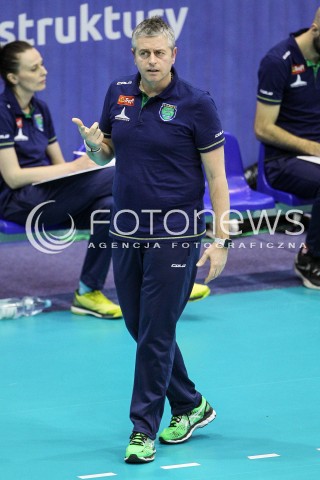  20.12.2017 KRAKOW <br />SIATKOWKA LIGA SIATKOWKI KOBIET LSK 2017/2018 WOMEN VOLLEYBALL POLAND POLISH LEAGUE <br />MECZ TREFL PROXIMA KRAKOW - DEVELOPRES SKYRES RZESZOW <br />N/Z ALESSANDRO CHIAPPINI - I TRENER ( HEAD COACH ) SYLWETKA <br /> 