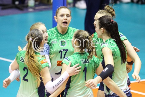  20.12.2017 KRAKOW <br />SIATKOWKA LIGA SIATKOWKI KOBIET LSK 2017/2018 WOMEN VOLLEYBALL POLAND POLISH LEAGUE <br />MECZ TREFL PROXIMA KRAKOW - DEVELOPRES SKYRES RZESZOW <br />N/Z KINGA HATALA RADOSC EMOCJE <br /> 