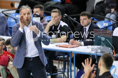  23.12.2017 RZESZOW <br />SIATKOWKA PLUS LIGA 2017/2018 MEN VOLLEYBALL POLAND POLISH PLUSLIGA LEAGUE SEASON 2017/2018 <br />MECZ ASSECO RESOVIA RZESZOW - MKS BEDZIN <br />N/Z ANDRZEJ KOWAL - I TRENER ( HEAD COACH ) SYLWETKA <br /> 