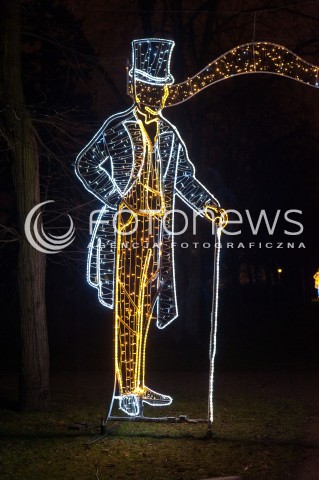  27.12.2017 WARSZAWA<br />WIECZORNY SPACER PO WARSZAWIE<br />N/Z SWIATECZNE OSWIETLENIE LAZIENKI KROLEWSKIE<br /> 