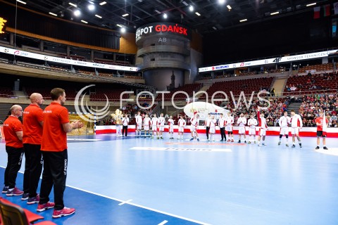  29.12.2017 GDANSK<br />PILKA RECZNA - TURNIEJ MIEDZYNARODOWY 4 NATIONS CUP<br />MECZ POLSKA - BIALORUS<br />N/Z REPREZENTACJA POLSKI PODCZAS HYMNU NARODOWEGO<br /> 