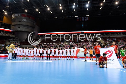  29.12.2017 GDANSK<br />PILKA RECZNA - TURNIEJ MIEDZYNARODOWY 4 NATIONS CUP<br />MECZ POLSKA - BIALORUS<br />N/Z REPREZENTACJA POLSKI PODCZAS HYMNU NARODOWEGO<br /> 