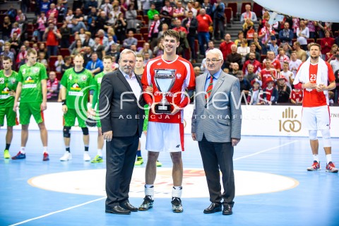  29.12.2017 GDANSK<br />PILKA RECZNA - TURNIEJ MIEDZYNARODOWY 4 NATIONS CUP<br />MECZ POLSKA - BIALORUS<br />N/Z PIOTR CHRAPKOWSKI ODBIERA ZWYCIESKI PUCHAR<br /> 