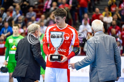  29.12.2017 GDANSK<br />PILKA RECZNA - TURNIEJ MIEDZYNARODOWY 4 NATIONS CUP<br />MECZ POLSKA - BIALORUS<br />N/Z PIOTR CHRAPKOWSKI ODBIERA ZWYCIESKI PUCHAR<br /> 