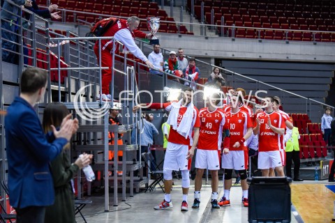  29.12.2017 GDANSK<br />PILKA RECZNA - TURNIEJ MIEDZYNARODOWY 4 NATIONS CUP<br />MECZ POLSKA - BIALORUS<br />N/Z NAJGLOSNIEJSZY KIBIC TRZYMA W REKACH PUCHAR PRZEKAZANY PRZEZ ZAWODNIKOW<br /> 