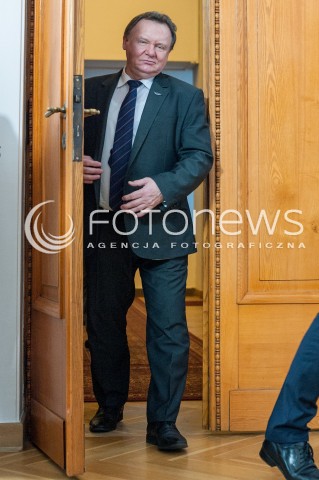  05.01.2018 WARSZAWA<br />KONFERENCJA W MINISTERSTWIE INFRASTRUKTURY I BUDOWNICTWA W SPRAWIE PRZEKAZANIA PRZEZ PKP SA GRUNTOW POD BUDOWE MIESZKAN Z PROGRAMU MIESZKANIE PLUS ORAZ PODPISANIE UMOWY NA SYSTEM ERTMS NA LINII E20 KUNOWICE - TERESPOL <br />N/Z IRENEUSZ MERCHEL<br /> 