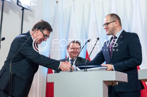  05.01.2018 WARSZAWA<br />KONFERENCJA W MINISTERSTWIE INFRASTRUKTURY I BUDOWNICTWA W SPRAWIE PRZEKAZANIA PRZEZ PKP SA GRUNTOW POD BUDOWE MIESZKAN Z PROGRAMU MIESZKANIE PLUS ORAZ PODPISANIE UMOWY NA SYSTEM ERTMS NA LINII E20 KUNOWICE - TERESPOL <br />N/Z TOMASZ ZUCHOWSKI KRZYSZTOF MAMINSKI IRENEUSZ MERCHEL<br /> 