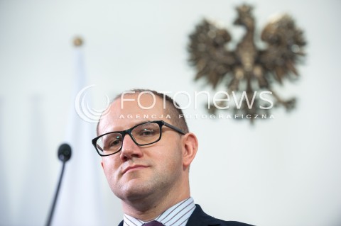  05.01.2018 WARSZAWA<br />KONFERENCJA W MINISTERSTWIE INFRASTRUKTURY I BUDOWNICTWA W SPRAWIE PRZEKAZANIA PRZEZ PKP SA GRUNTOW POD BUDOWE MIESZKAN Z PROGRAMU MIESZKANIE PLUS ORAZ PODPISANIE UMOWY NA SYSTEM ERTMS NA LINII E20 KUNOWICE - TERESPOL <br />N/Z TOMASZ ZUCHOWSKI<br /> 