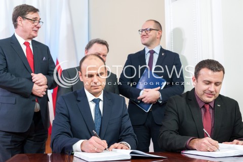  05.01.2018 WARSZAWA<br />KONFERENCJA W MINISTERSTWIE INFRASTRUKTURY I BUDOWNICTWA W SPRAWIE PRZEKAZANIA PRZEZ PKP SA GRUNTOW POD BUDOWE MIESZKAN Z PROGRAMU MIESZKANIE PLUS ORAZ PODPISANIE UMOWY NA SYSTEM ERTMS NA LINII E20 KUNOWICE - TERESPOL <br />N/Z TOMASZ ZUCHOWSKI KRZYSZTOF MAMINSKI<br /> 