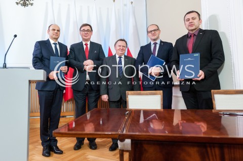 05.01.2018 WARSZAWA<br />KONFERENCJA W MINISTERSTWIE INFRASTRUKTURY I BUDOWNICTWA W SPRAWIE PRZEKAZANIA PRZEZ PKP SA GRUNTOW POD BUDOWE MIESZKAN Z PROGRAMU MIESZKANIE PLUS ORAZ PODPISANIE UMOWY NA SYSTEM ERTMS NA LINII E20 KUNOWICE - TERESPOL <br />N/Z TOMASZ ZUCHOWSKI KRZYSZTOF MAMINSKI IRENEUSZ MERCHEL<br /> 