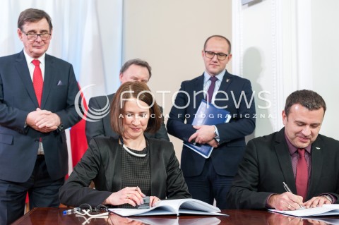  05.01.2018 WARSZAWA<br />KONFERENCJA W MINISTERSTWIE INFRASTRUKTURY I BUDOWNICTWA W SPRAWIE PRZEKAZANIA PRZEZ PKP SA GRUNTOW POD BUDOWE MIESZKAN Z PROGRAMU MIESZKANIE PLUS ORAZ PODPISANIE UMOWY NA SYSTEM ERTMS NA LINII E20 KUNOWICE - TERESPOL <br />N/Z TOMASZ ZUCHOWSKI KRZYSZTOF MAMINSKI<br /> 