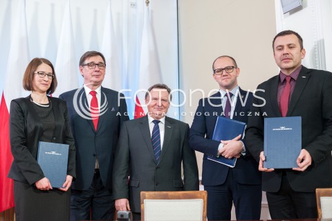 05.01.2018 WARSZAWA<br />KONFERENCJA W MINISTERSTWIE INFRASTRUKTURY I BUDOWNICTWA W SPRAWIE PRZEKAZANIA PRZEZ PKP SA GRUNTOW POD BUDOWE MIESZKAN Z PROGRAMU MIESZKANIE PLUS ORAZ PODPISANIE UMOWY NA SYSTEM ERTMS NA LINII E20 KUNOWICE - TERESPOL <br />N/Z TOMASZ ZUCHOWSKI KRZYSZTOF MAMINSKI IRENEUSZ MERCHEL<br /> 