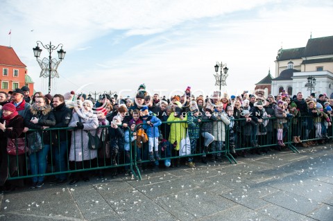  06.01.2018 WARSZAWA<br />ORSZAK TRZECH KROLI<br />N/Z WARSZAWIACY OGLADAJACY ORSZAK<br /> 