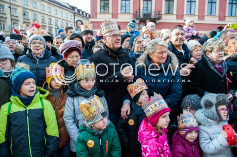  06.01.2018 WARSZAWA<br />ORSZAK TRZECH KROLI<br />N/Z WARSZAWIACY OGLADAJACY ORSZAK<br /> 