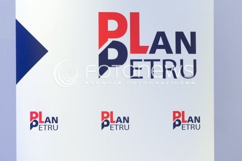  08.01.2018 WARSZAWA<br />KONFERENCJA RYSZARDA PETRU PODCZAS KTOREJ POINFORMOWAL O ZALOZENIU NOWEGO STOWARZYSZENIA PLAN PETRU<br />N/Z NAPIS LOGO PLAN PETRU<br /> 