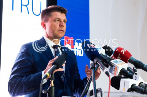  08.01.2018 WARSZAWA<br />KONFERENCJA RYSZARDA PETRU PODCZAS KTOREJ POINFORMOWAL O ZALOZENIU NOWEGO STOWARZYSZENIA PLAN PETRU<br />N/Z RYSZARD PETRU<br /> 