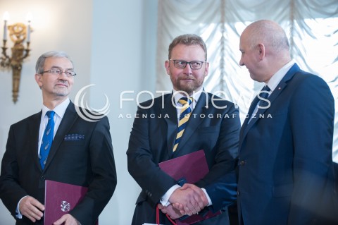  09.01.2018 WARSZAWA <br />ZAPRZYSIEZENIE NOWYCH CZLONKOW RADY MINISTROW PRZEZ PREZYDENTA RP <br />N/Z LUKASZ SZUMOWSKI ( MINISTER ZDROWIA ) JERZY KWIECINSKI ( MINISTER INWESTYCJI I ROZWOJU ) JOACHIM BRUDZINSKI ( MINISTER SPRAW WEWNETRZNYCH I ADMINISTRACJI MSWIA ) <br /> 
