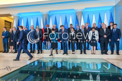  09.01.2018 WARSZAWA<br />POSIEDZENIE RADY MINISTROW<br />N/Z RADA MINISTROW RZAD MATEUSZA MORAWIECKIEGO ZDJECIE GRUPOWE GROUP PHOTO FAMILY PHOTO GRUPOWKA POWITANIE MINISTROWIE<br /> 