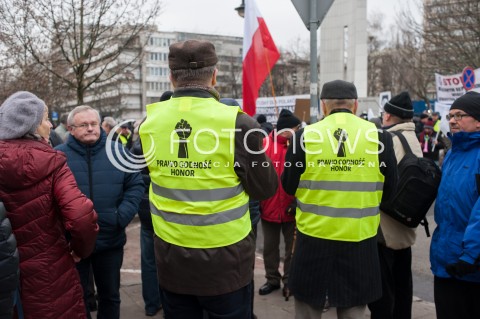  11.01.2018 WARSZAWA<br />PROTEST EMERYTOW SLUZB MUNDUROWYCH PRZED SEJMEM<br />N/Z UCZESTNICY Z TRANSPARENTAMI<br /> 