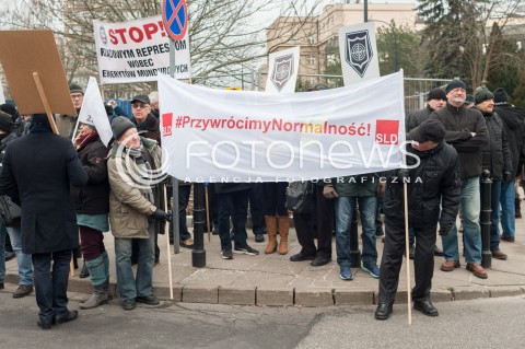  11.01.2018 WARSZAWA<br />PROTEST EMERYTOW SLUZB MUNDUROWYCH PRZED SEJMEM<br />N/Z UCZESTNICY Z TRANSPARENTAMI<br /> 