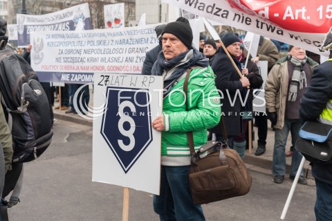  11.01.2018 WARSZAWA<br />PROTEST EMERYTOW SLUZB MUNDUROWYCH PRZED SEJMEM<br />N/Z UCZESTNICY Z TRANSPARENTAMI<br /> 