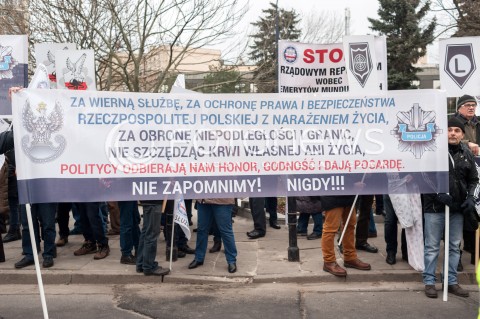  11.01.2018 WARSZAWA<br />PROTEST EMERYTOW SLUZB MUNDUROWYCH PRZED SEJMEM<br />N/Z UCZESTNICY Z TRANSPARENTAMI<br /> 